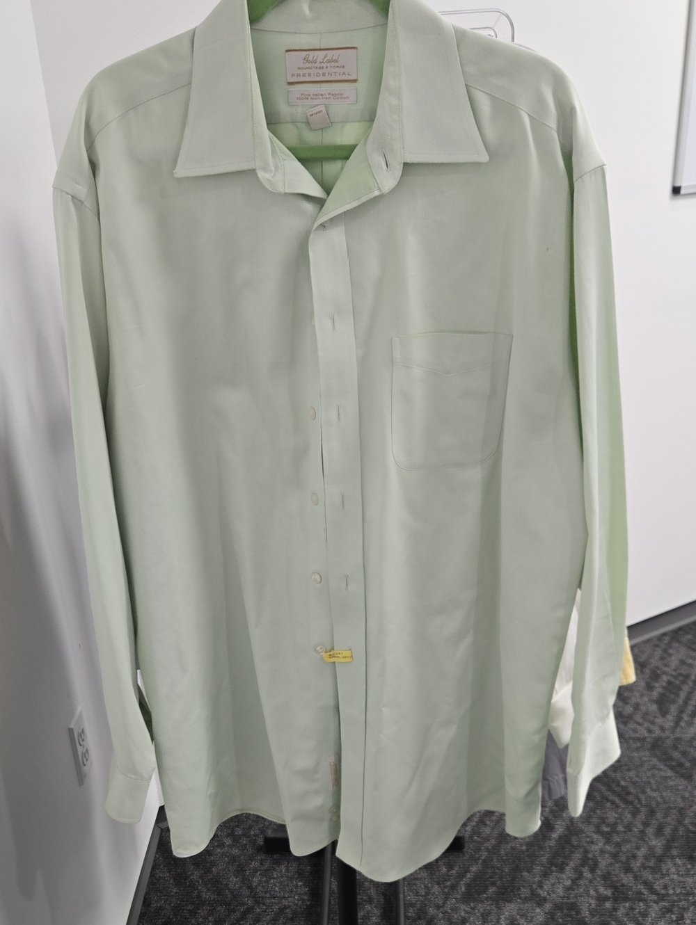Roundtree and York Gold Label Presidental 100% no iron cotton Dress Shirt.